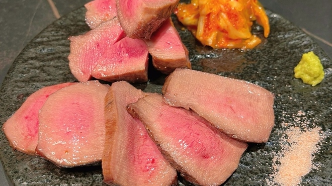 新宿牛タンローストビーフ 白か黒 - メイン写真: