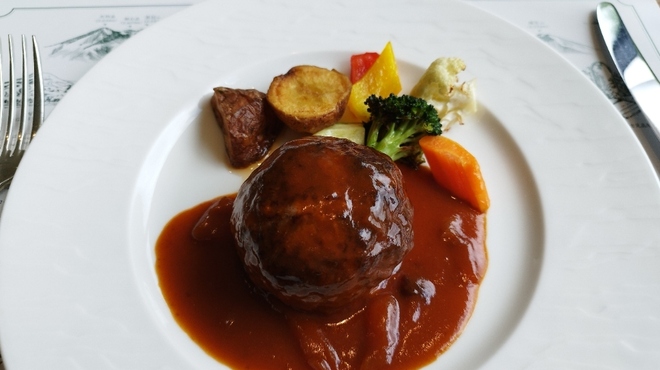 レストラン 竜神亭 - 料理写真:Aコース、メイン、ハンバーグステーキ。肉汁たっぷりで、何よりこのソースが美味しい！