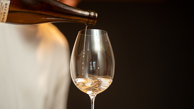 一座建立 - ドリンク写真:日本酒注ぐシーン