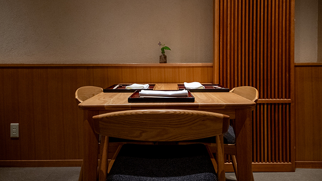 一座建立 - 内観写真:テーブル席