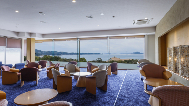 うめ丸旅館 - 内観写真:鳴門海峡を一望出来るロビー