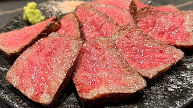 新宿牛タンローストビーフ 白か黒 - メイン写真: