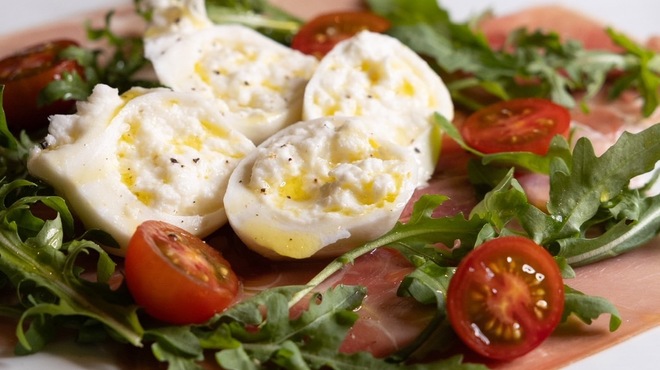 ジャッジョーロ銀座 - 料理写真:生ハムブラータチーズ