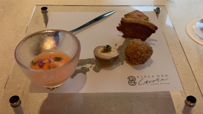 GINZA ONO Gratia -Smoke Dining- - 料理写真:地図の上に載せた前菜盛り合せから