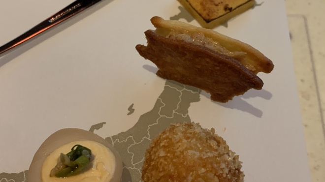 GINZA ONO Gratia -Smoke Dining- - 料理写真:北海道の焼き玉蜀黍のフィナンシェ、山形豚を使ったリエットサンド、 千葉県産コシヒカリのアランチーニ、愛知県鶉の卵の中華風ウフマヨ