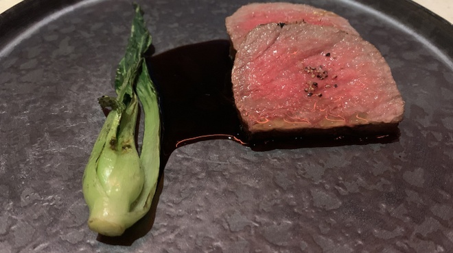 GINZA ONO Gratia -Smoke Dining- - 料理写真:黒毛サーロインの薪焼き　自家製のオイスターソースで、ミニ青梗菜添え