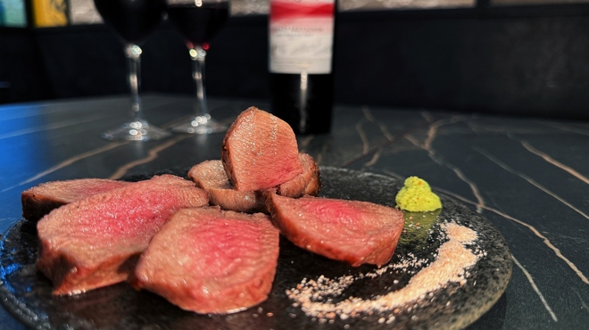 新宿牛タンローストビーフ 白か黒 - メイン写真: