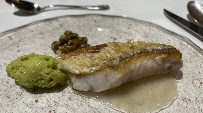 レストラン カーブドッチ - 料理写真:鮮魚（甘鯛）の鱗焼き　未熟果ぶどうと神楽南蛮のアクセント