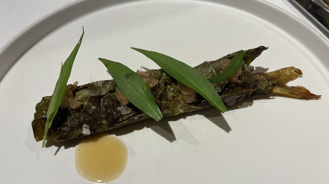 レストラン カーブドッチ - 料理写真:魚野川産若鮎のぶどう葉包み焼き