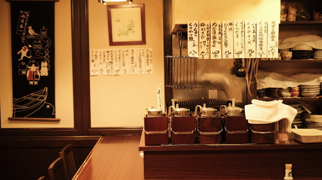 魚菜 - 内観写真:カウンターは8席