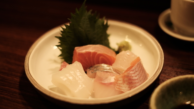 魚菜 - 料理写真:お刺身の盛り合わせ（日によって変わります）