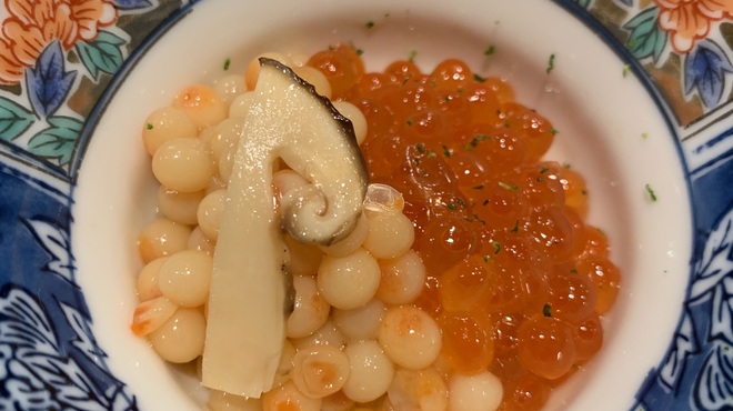 鮨かしわ - 料理写真:「半熟いくらの松茸出汁漬けと無水いくらの醤油漬け食べ比べ小丼」
      
      いくらを水に一切、晒さず
      体温と指圧だけで、ゆっくりと解き…
      いくらの旨味を逃さないように仕込みます。
      