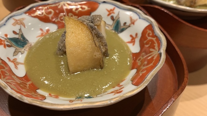鮨かしわ - 料理写真:「酒蒸し鮑の低温調理、唐揚げ肝ソース」
      
      4時間ほど、
      酒蒸しにした鮑を、
      唐揚げに仕上げ
      肝ソースで食べていただきます。
      濃厚な美味さを是非！
