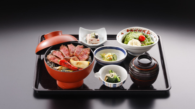 今半万窯 新宿店 - 料理写真:炭火焼ステーキ重