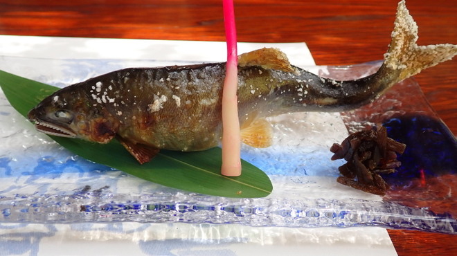 ひろ文 - 料理写真:不揃いな焼き加減の鮎