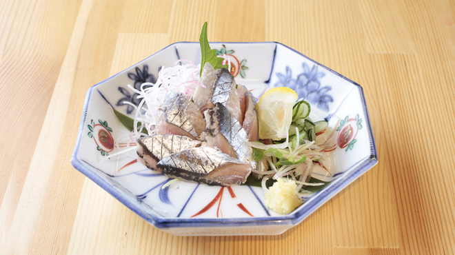 北海道食市場 丸海屋 - 料理写真:秋の味覚「さんま」入荷しました！！本日は「さんまの刺身」「さんまと茄子の揚げ出し」をご用意しています！！