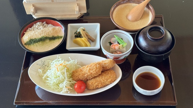 浅草むぎとろ - 料理写真:コロッケとむぎとろ