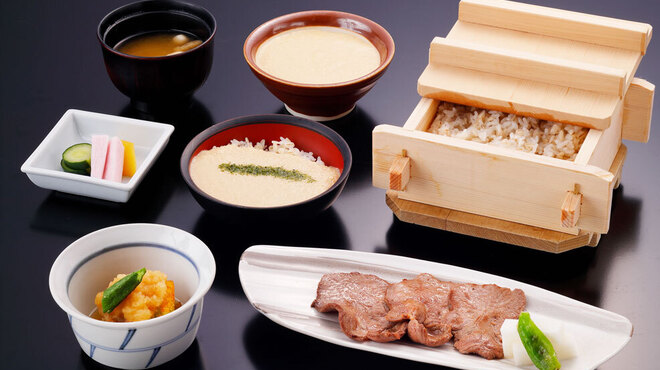 浅草むぎとろ - 料理写真:牛タンとむぎとろ