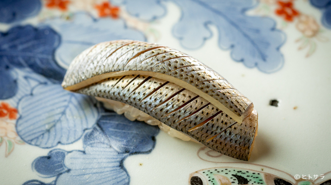 鮨 六式 - 料理写真:角が取れたまろやかな〆具合『小肌　にぎり』