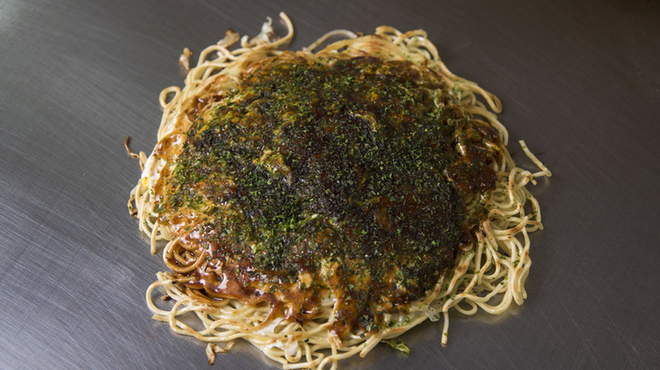 お好み焼き なぎさ - 料理写真:カウンター席では鉄板の上で食べることが出来ます