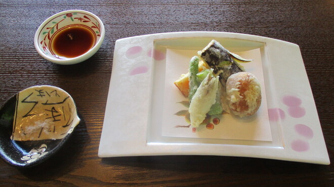 四季の郷志むら - 料理写真:米粉の衣で揚げた天ぷら。