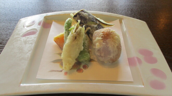 四季の郷志むら - 料理写真:米粉の衣で揚げた天ぷら。