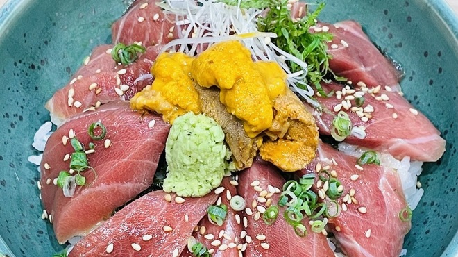 懐石料理 三島屋 - 料理写真:一階まぐろウニ丼小鉢・味噌汁・ガリ付き3,000円
