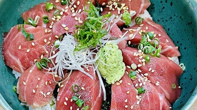 懐石料理 三島屋 - 料理写真:一階マグロ漬け丼小鉢・味噌汁・ガリ付き2,500円