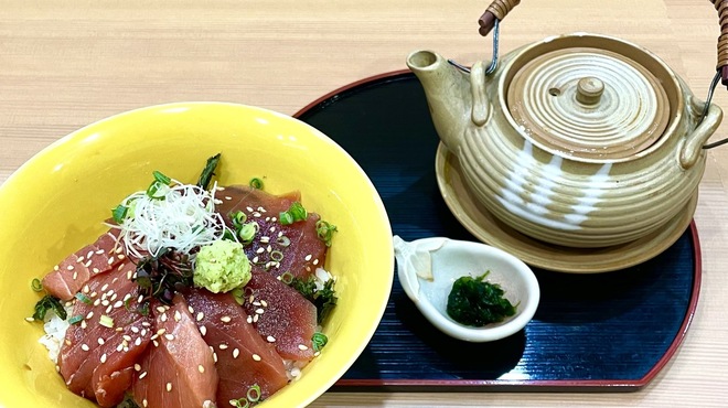 懐石料理 三島屋 - 料理写真:一階マグロ漬けだし丼小鉢・味噌汁・ガリ付き2,200円