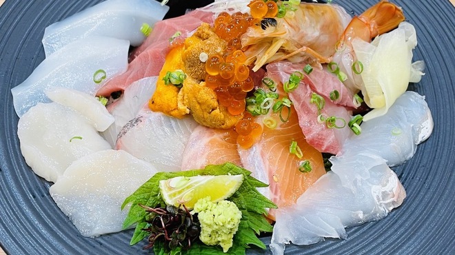 懐石料理 三島屋 - 料理写真:一階特選海鮮丼小鉢・味噌汁・ガリ付き3,000円