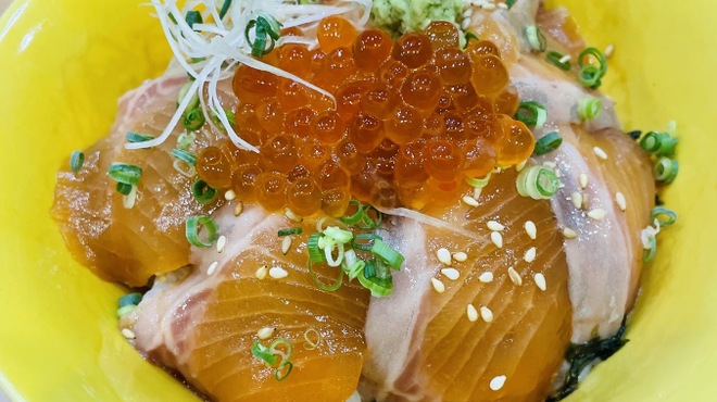 懐石料理 三島屋 - 料理写真:一階サーモンいくら丼小鉢・味噌汁・ガリ付き2,500円