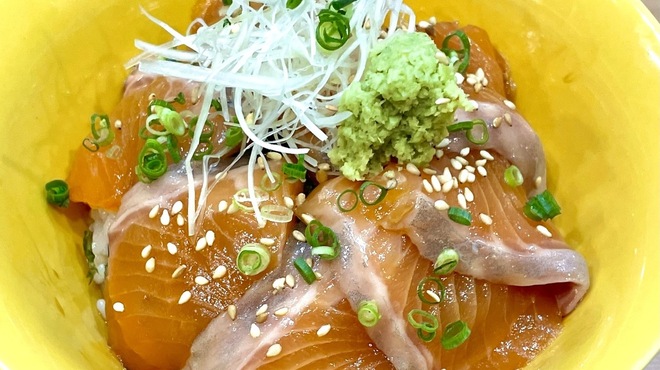 懐石料理 三島屋 - 料理写真:一階サーモン漬け丼小鉢・味噌汁・ガリ付き2,000円