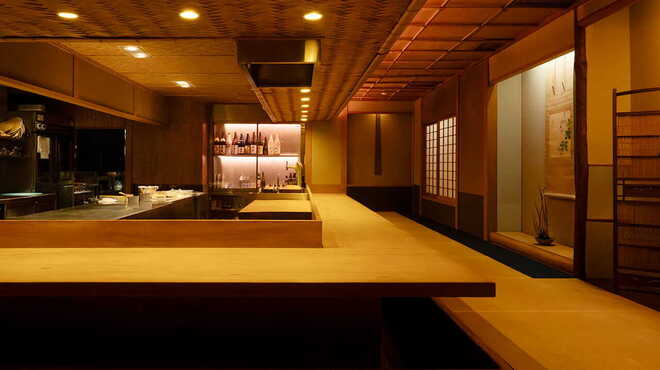 明日香 北千住本店 - 内観写真:オープンキッチンの臨場感を楽しめるカウンター席。