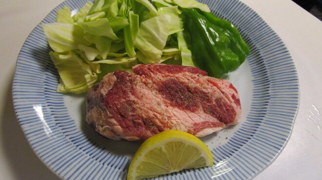 六文銭 - 料理写真:イベリコ豚の鉄板焼きです。やわらかく、ジューシーなお肉です。