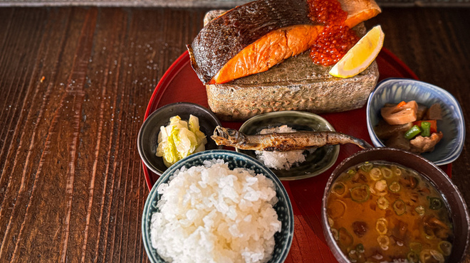 炉端ノいとおかし - 料理写真:朝食限定メニュー
鮭定食
脂の乗った肉厚の鮭を
自家製の地に漬け込み、日本古来の手法
天日干しをすることで旨みを最大限に凝縮した
朝食のスタンダードを昇華させた究極の朝ごはん。
土鍋で炊き上げた
お米マイスター選定のこだわりのお米など
こだわり抜いた素材を是非ご堪能ください。