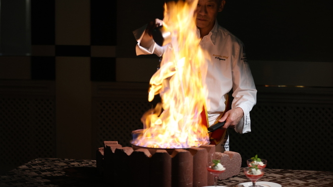 All Day Dining shizuku - 料理写真:苺ソースフランベ