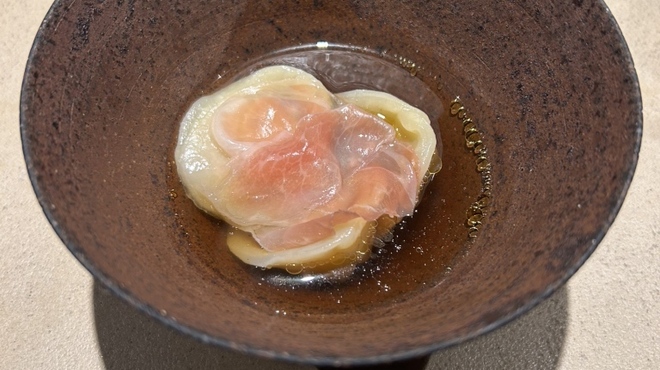 Lega - 料理写真:２つ目のパスタはテーブルで椎茸と生ハムでとったスープをかけてくれます。すごく良い香り♪五條のキノコのリコッタチーズが包まれたパスタに生ハム。優しいお出汁に癒される〜。