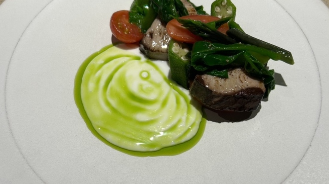 Lega - 料理写真:前菜の戻り鰹。生魚苦手なので焼きで出してもらいましたが、火入れ具合が完璧！しっとりとした鰹にヨーグルトソース、シンプルな味付けのお野菜と素材のおいしさがとってもおいしい。