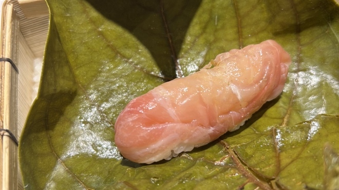 Lega - 料理写真:生ハムの柿の葉寿司。生ハムとシャリがお口でトロける。生ハムの旨みと塩味に柿の葉の風味が鼻を抜けます。