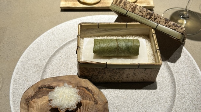 Lega - 料理写真:一皿目。奥から無発酵パン、生ハムの柿の葉寿司、奈良漬けクリームのタルト。