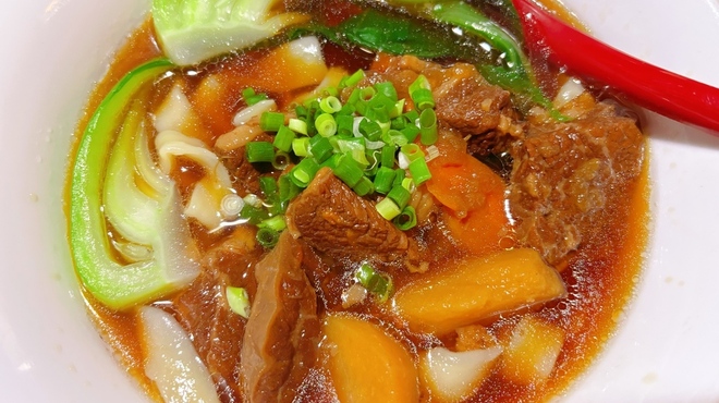 満天星 - 料理写真:台湾风　牛肉刀削麵