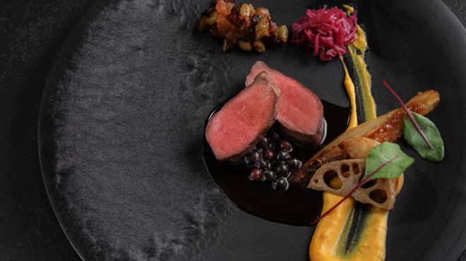 ホテルグランバッハ熱海クレッシェンド - 料理写真:【2025秋・ディナーメニュー】メイン：伊豆鹿のロティーソースグランヴェヌール フルーツコンディマン添え