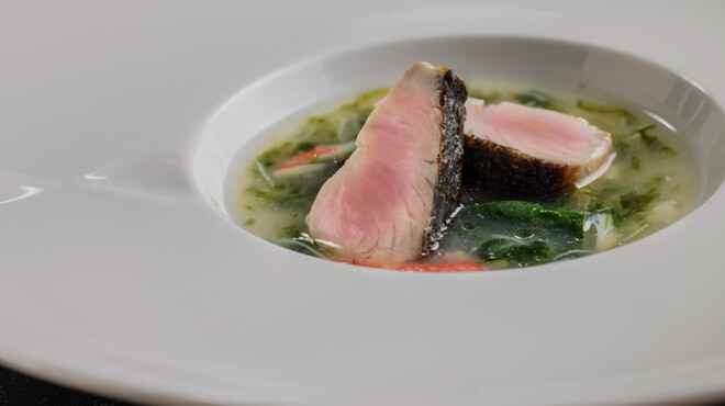 ホテルグランバッハ熱海クレッシェンド - 料理写真:【2025秋・ディナーメニュー】魚料理：サワラのポワレ蟹とアオサのナージュ仕立て