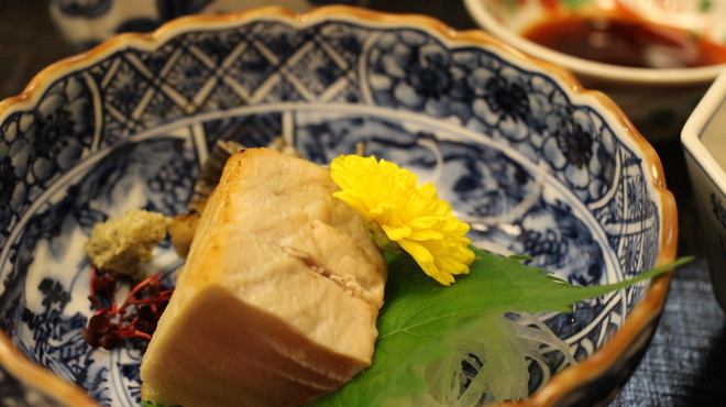 貴久政 - 料理写真:お造りは鰹でした・後からきたお隣さんは鯛・・・＠＠？