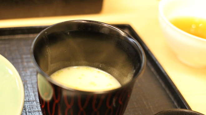 貴久政 - 料理写真:おみそ汁は白味噌でした　さすが、京都ですね。こってりしていて暖まります。