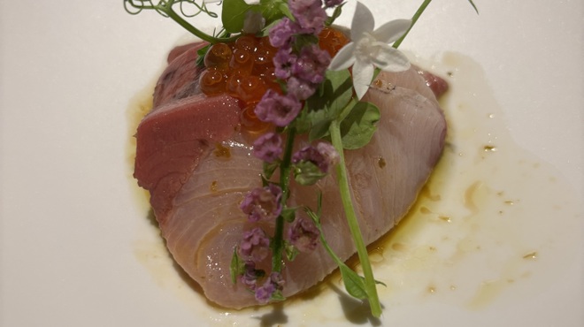 ラ メゾン ヒトトキ - 料理写真:愛媛県産ハーブ鰤の霜降り、柚子胡椒の香り 　ピーテンドリル(スナップえんどうの新芽) 、ペンタス(エディブルフラワー)、穂紫蘇、白菜のお浸し
