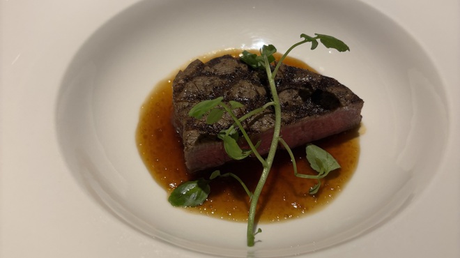 ラ メゾン ヒトトキ - 料理写真:国産牛フィレ肉のステーキ(宮崎県) 　醤油と生姜のソース、黒胡麻