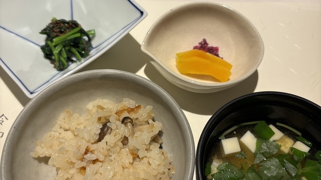 ラ メゾン ヒトトキ - 料理写真:  バターとしめじの炊き込み御飯、本日の小鉢(ほうれん草のナムル)、お味噌汁 、香の物(しば漬けとコリンキー)