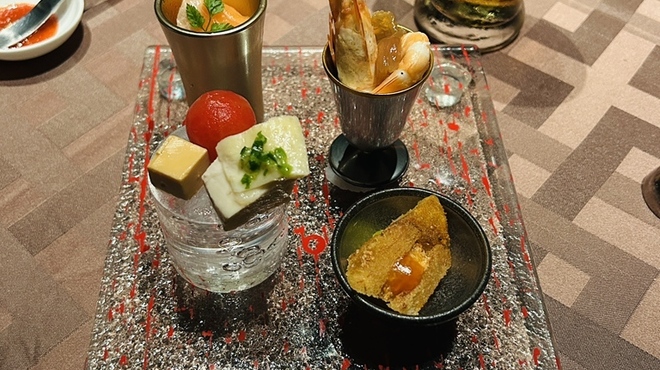 中国料理 翆陽 - 料理写真:迷った　マヂで迷った
              左下のイチョウの葉っぱが食べられるのか
              貧乏くさいな、ホントσ(^_^;)