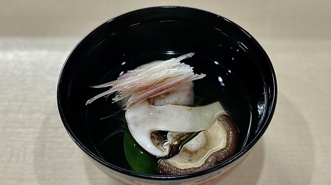佐とう - 料理写真:お椀/ 毛ガニと銀杏真丈 松茸 椎茸 つるむらさき